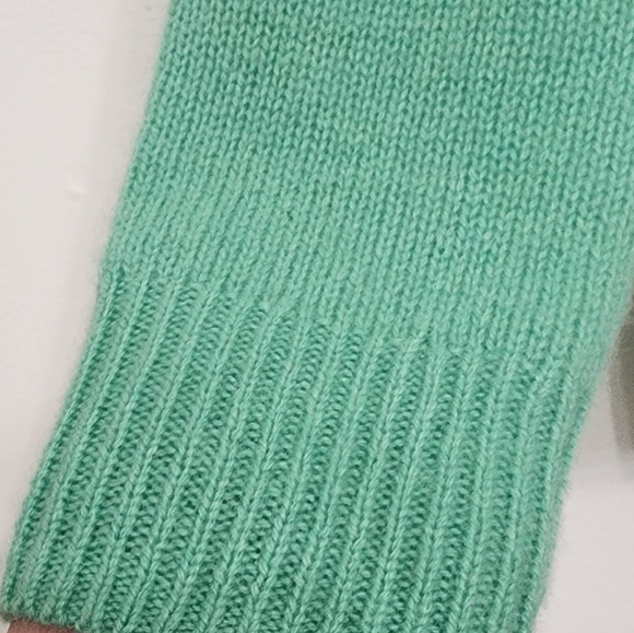 C by Bloomingdale's NWT Fern Green 100% Cashmere V-Neck Sweater - Small - Picture 4 of 6